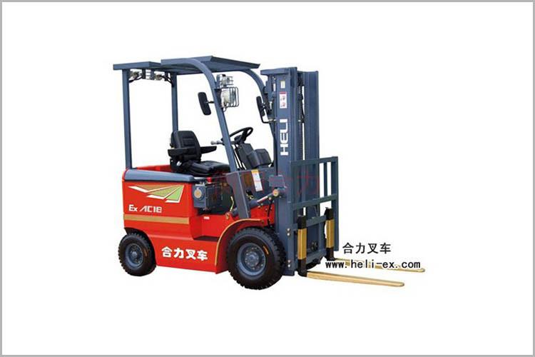 濟寧叉車工作后需要將貨叉降置地面，門架要回復原位(正中垂直)，目的是為了讓液壓系統(tǒng)獲得卸荷保護