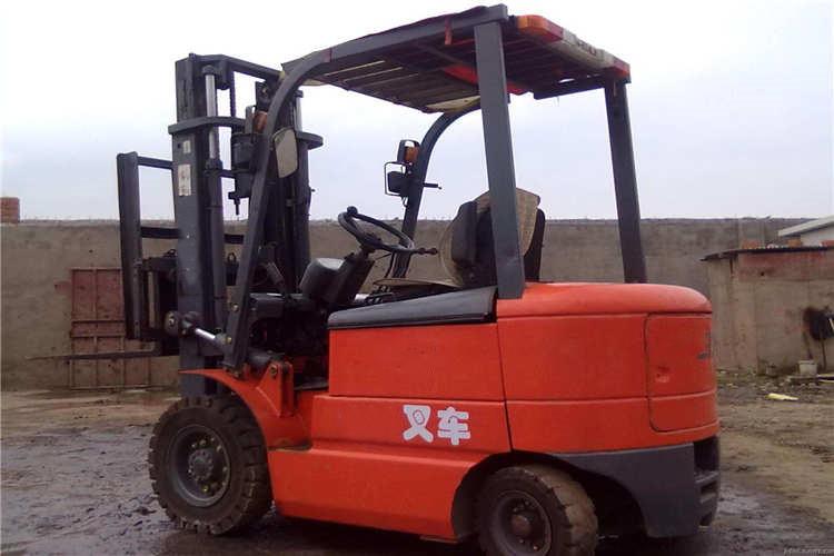 在濟(jì)寧合力叉車搬運(yùn)作業(yè)時出現(xiàn)負(fù)重超荷、裝卸物品搖晃不平衡和貨品意外跌落傷人等現(xiàn)象