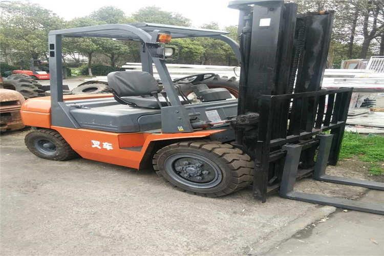 當(dāng)叉架上荷載過重會引起車尾翹起，此時讓人員站在濟(jì)寧合力叉車一端利用體重充當(dāng)平衡配重，結(jié)果在提升貨品時車尾突然上翹致使人員跌傷
